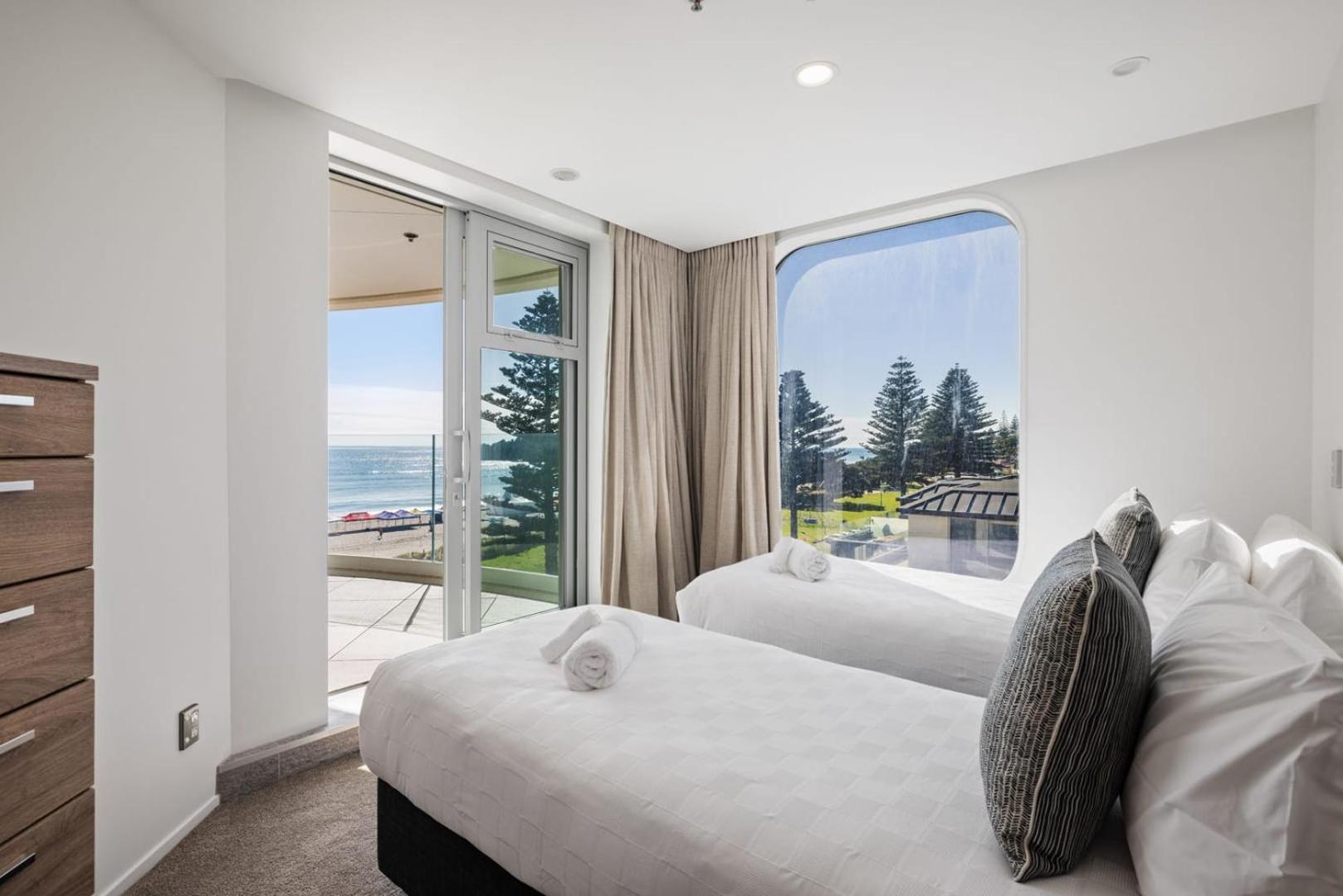 Oceanside Bliss - Absolute Beachfront - Uninterrupted Ocean Views With Pool Mount Maunganui Exterior foto