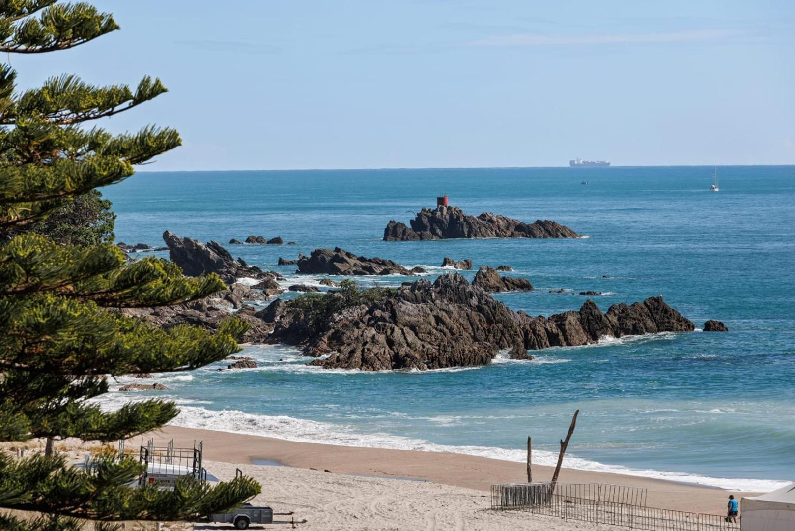 Oceanside Bliss - Absolute Beachfront - Uninterrupted Ocean Views With Pool Mount Maunganui Exterior foto